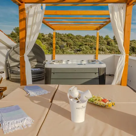 Esquel - Beachfront, Heated Pool Villa *