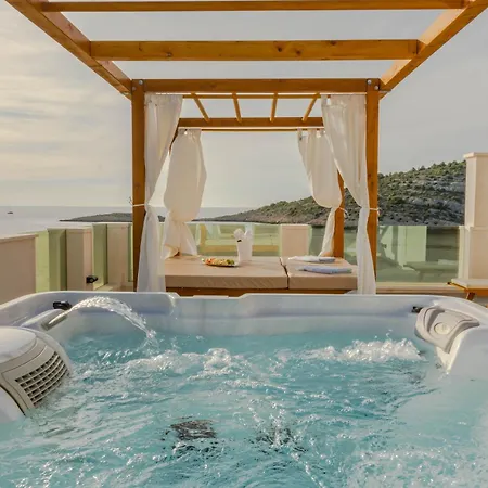 Esquel - Beachfront, Heated Pool