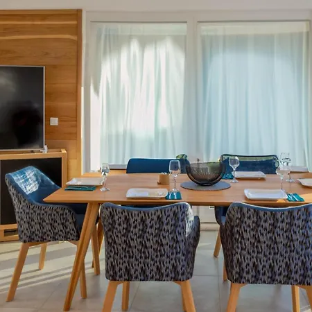 Esquel - Beachfront, Heated Pool