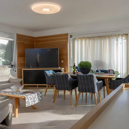 Esquel - Beachfront, Heated Pool Villa Rogoznica (Sibenik-Knin)